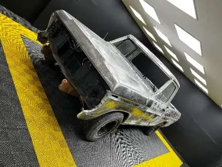 Carrocería de la F-100 durante el trabajo de chapa