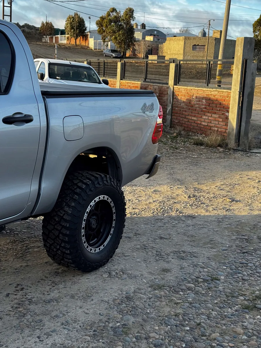 La misma camioneta después del lavado premium